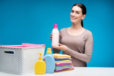 Beyaz masada plastifiyan gösterilen kadın