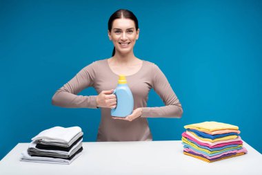 Çamaşır deterjanı ile gülümseyen kadın