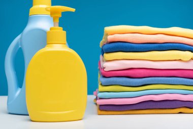 Deterjanlar ve temiz giysiler yığını masaya yıkama