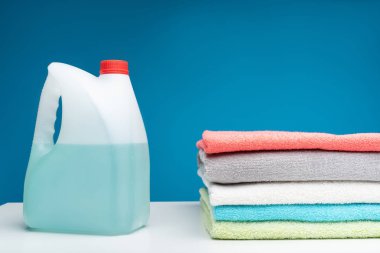Gemide çamaşır suyu ile kabarık linens