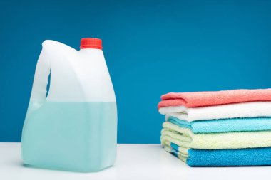 Katlanmış Çamaşırhane ve çamaşır suyu masaya koy konservesi