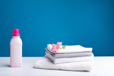 Taze yumuşatıcı ve temiz çamaşır