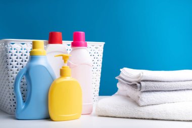 Deterjanlar, yıkanmış çarşaf beklemede Çamaşırhane için