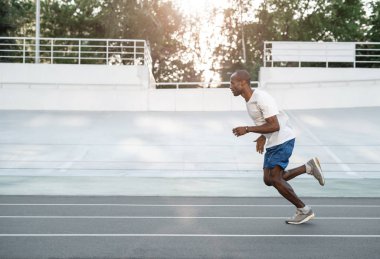 Giden atlet atletizm üzerinde çalışan