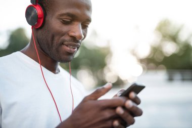 Açık Hava memnun adam işitme şarkı