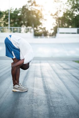 Açık havada egzersiz yapan erkek