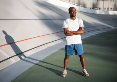 Pozitif adam stadyumda bulma