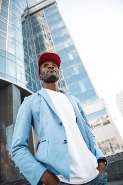 Street'te mutlu erkek turist