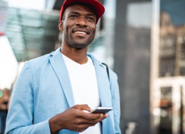 Gülümseyen adam Mobile'da yazarak