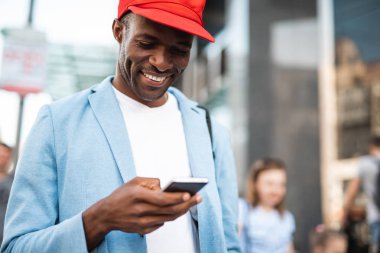 İyimser erkek modern telefon kullanma