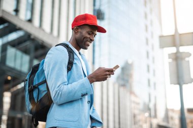 Pozitif adam Mobile'da yazarak