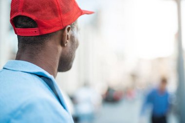 Adam turist Sokağı'nda kamera için geri dönüş sırasında arıyorum. Yolculuk kavramı. Kopya alanı