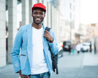 Mutlu adam Street yürüyüş