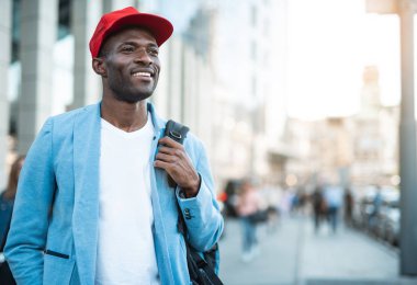 Mutlu erkek şehir içinde