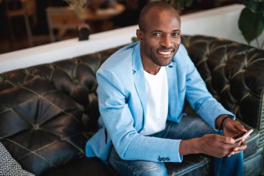 Dijital aygıt kullanarak memnun erkek