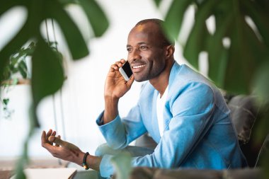 Telefonla konuşan memnun adam