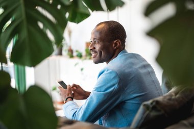 Neşeli erkek Mobile ile çalışma