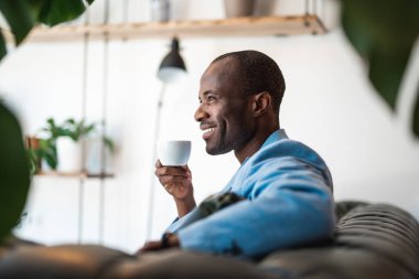Olumlu erkek tadımı iştah açıcı sıvı