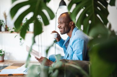 İçecek bir fincan içmek işadamı gülen
