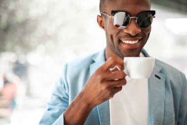 Giden erkek bardak kahve