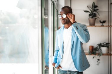 Penceresine bakarak giden erkek