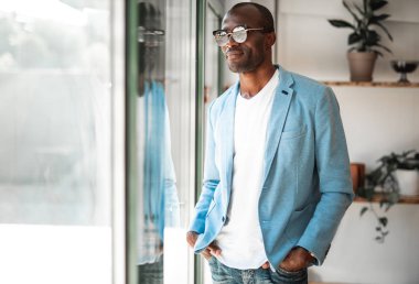 Gülümseyen adam Sokağı'nda izlerken