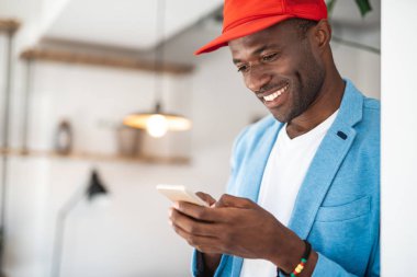 Doğum sırasında telefon kullanan neşeli adam