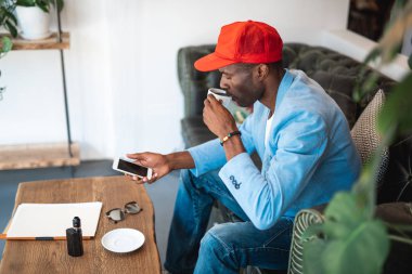 İçecek düzenli erkek tadımı kupa