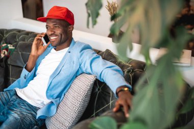 Neşeli adam telefonla söylüyor