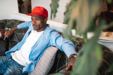 Düşünceli erkek kanepede rahatlatıcı