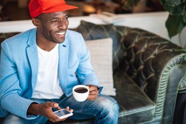 Mutlu adam telefon yazarak