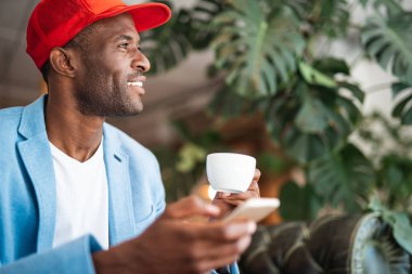 Neşeli erkek tadımı fincan kahve