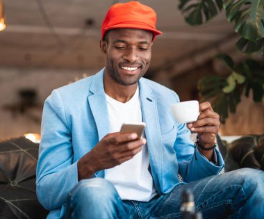 Mobil olarak yazarak giden erkek