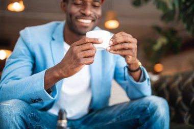 Giden erkek fincan kahve ile rahatlatıcı