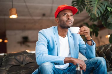 Dalgın adam içecek bir fincan ile dinlenme