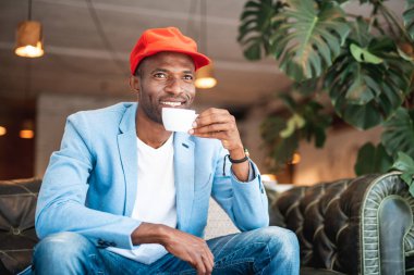 Mutlu erkek kahve Kupası ile rahatlatıcı