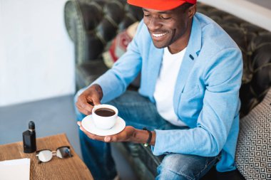 Kupa sıvı tatma olumlu iş adamı