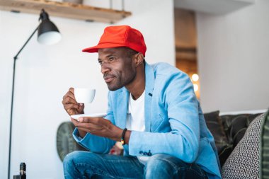 Neşeli erkek bardak kahve