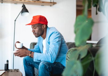 Düşünceli erkek tadımı içecek bir fincan