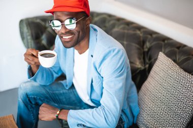 Neşeli adam içecek bir fincan tatma