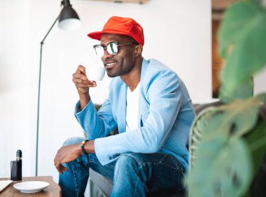 Olumlu erkek bardak kahve