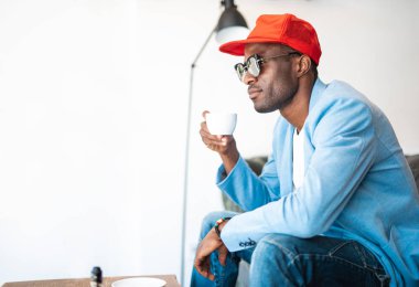 Dalgın adam kupa sıvı tatma