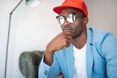 Çene el ile kameraya bakarken tutan dalgın adam portresi. Moda kavramı