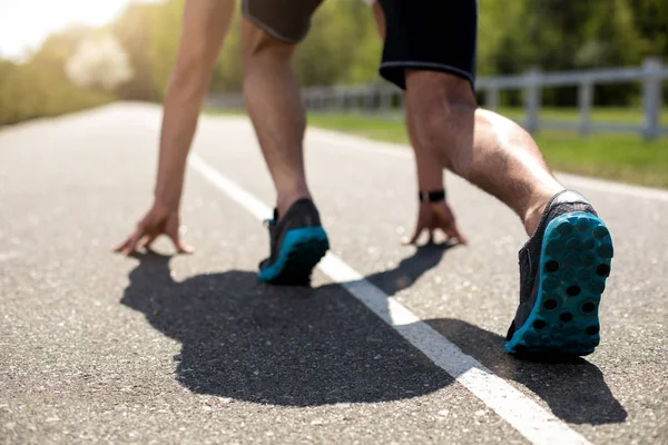 Sportieve man begint sprint in de natuur — Stockfoto