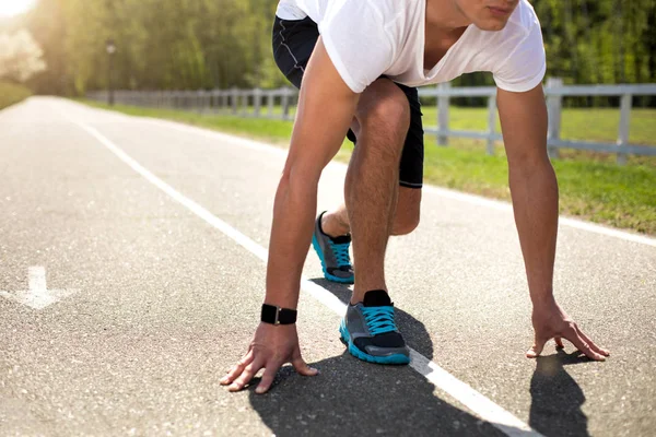 Deportista con rastreador se está preparando para correr al aire libre — Foto de Stock