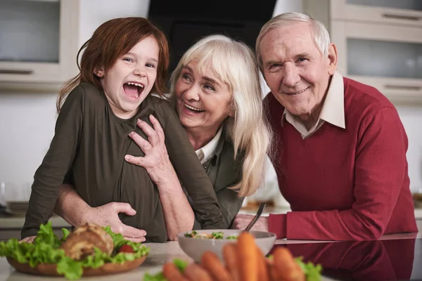 Весела сім'я проводить час разом на кухні — стокове фото