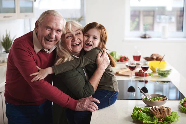 Família alegre na cozinha agradável — Fotografia de Stock