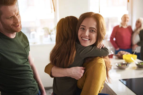 Blij moeder kind thuis omarmen — Stockfoto