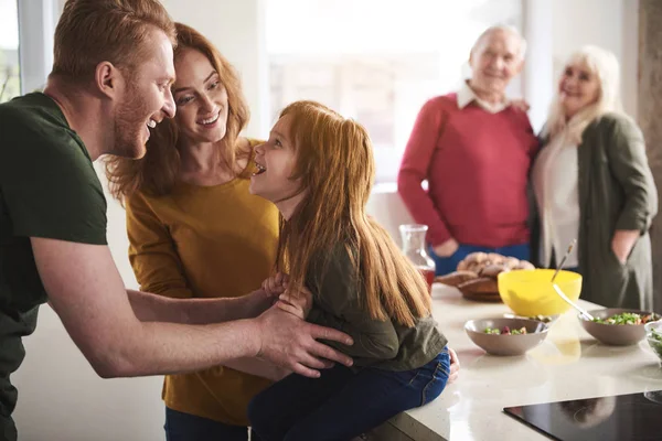 Liefhebbende ouders plezier met kind — Stockfoto