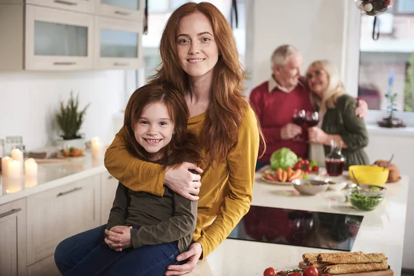Encantada madre e hija abrazándose en la cocina —  Fotos de Stock